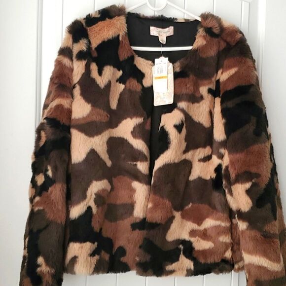 Band of Gypsies Jackets & Blazers - ✨️Band of Gypsies faux fur Camo Jacket, size Small, NWT ✨️
